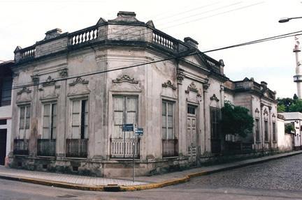 Casa onde provavelmente nasceu e onde viveu Carmen da Silva e sua famlia, no centro de Rio Grande, na rua Pinto Lima, n. 51.
