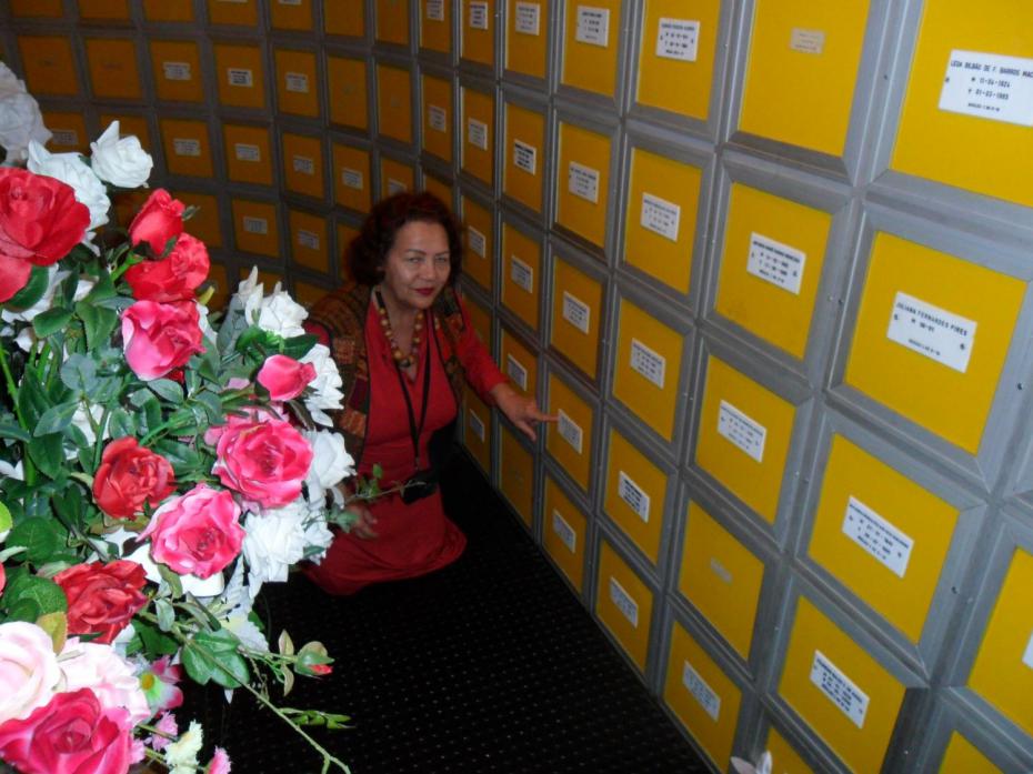Imagem da urna onde estão os restos mortais de Carmen da Silva, transladados do Cemitério São João Batista para o Portal da Ressurreição, Igreja de Nossa Senhora de Copacabana. Na foto, Maria José de Lima. Imagem da urna onde estão os restos mortais de Carmen da Silva, transladados do Cemitério São João Batista para o Portal da Ressurreição, Igreja de Nossa Senhora de Copacabana. Na foto, Maria José de Lima.