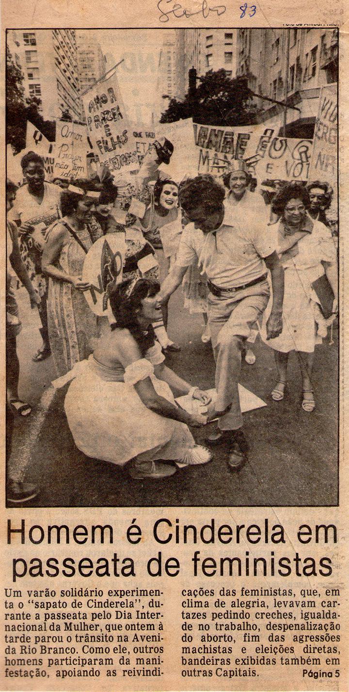 1983 - O Globo. Homem  Cinderela em passeata de feministas.