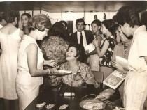 Carmen da Silva autografa A arte de ser mulher, na Domus, Rio de Janeiro, em maio de 1966.