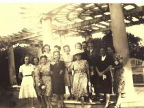 Jovens contemporneas de Carmen da Silva e sua irm, no jardim da famlia Pook, em Rio Grande.<br />
So elas (quase todas identificadas), da esquerda para direita, embaixo: 1. Lotte Albrecht Mio (a mais jovem e quem as identificou); 2. Nilza Guedes; 3. Helena Dutra Duh; 4. Helosa Rheingantz Becker; 5. Cila Freitas Voss; 6. Ana Maria Sparvoli; 7. Nora Lawson. Na parte superior, da esquerda para a direita: 8. Wilma Poock; 9. Stella Kramer Peixoto; 10. Belinha Silva Santos Souza (irm de Carmen da Silva); 11. De Boer; 12. Conceio Cozenza; 13. Julietinha Silva Freire.